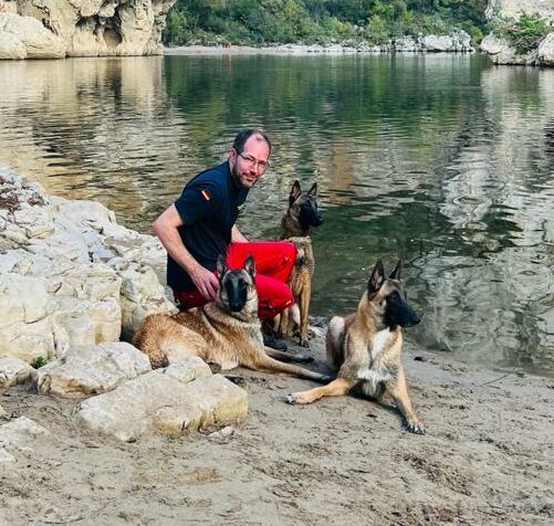 Sven mit seinen drei Hunden am Wasser